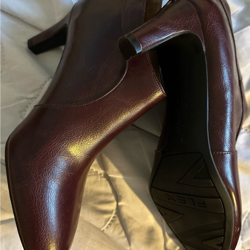 Comfortable Ankle Boots in burgundy